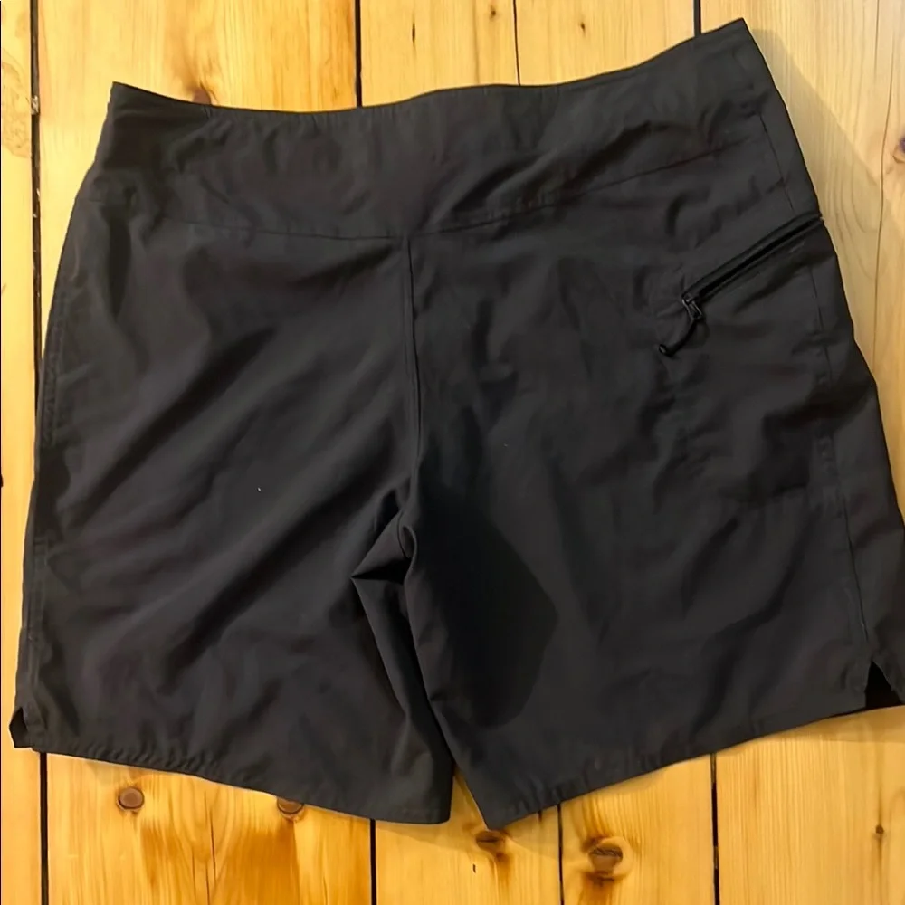 Patagonia women’s size 10 Black lace up board short - Picture 4 of 5